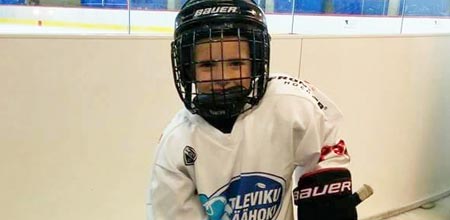 A young hockey player with Frontier hockey stick